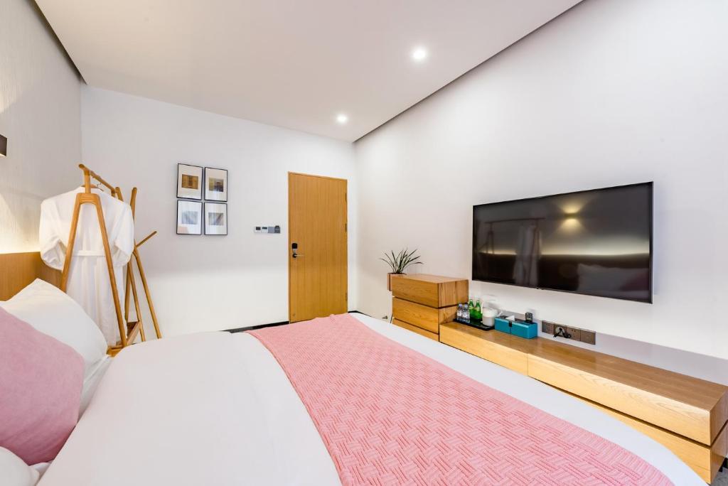 Een bed of bedden in een kamer bij Zhangjiajie Tianmen Mountain Cableway High-end B&B