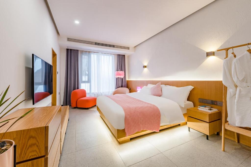 Een bed of bedden in een kamer bij Zhangjiajie Tianmen Mountain Cableway High-end B&B