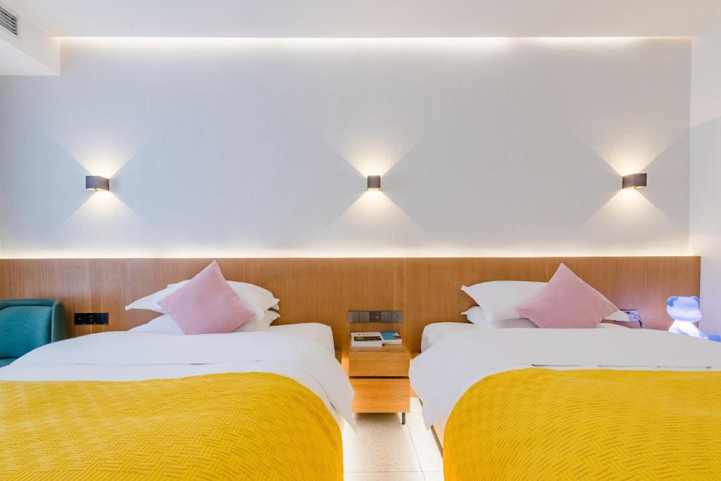 Een bed of bedden in een kamer bij Zhangjiajie Tianmen Mountain Cableway High-end B&B