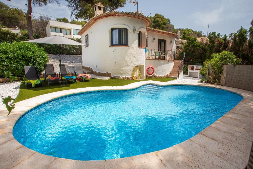 basen przed domem w obiekcie 0324 Villa Tosalet Cipres w mieście Balcon del Mar