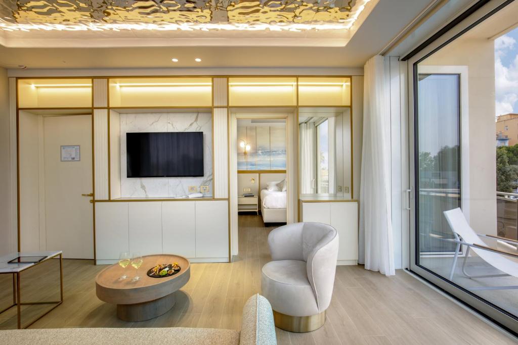 Ambasciatori Suite Hotel的电视和/或娱乐中心