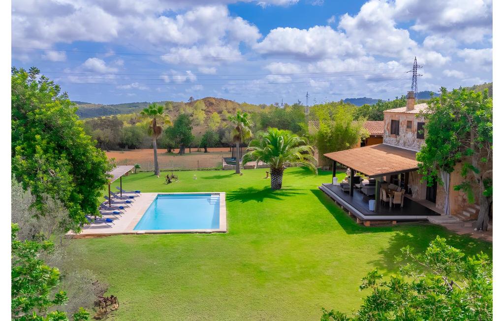 The swimming pool at or close to Rustica En Porto Colom-es Sequer
