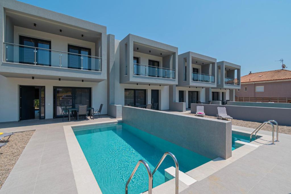 Swimmingpoolen hos eller tæt på DaMa Maisonettes by RentalsPro - Polychrono Halkidiki