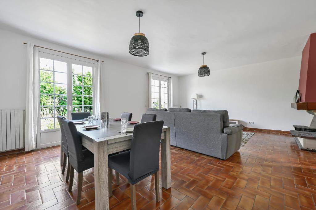 un salon avec une table, des chaises et un canapé dans l'établissement Casa Serena - 6 Prs - Proche Paris - Métro 7, à Villejuif