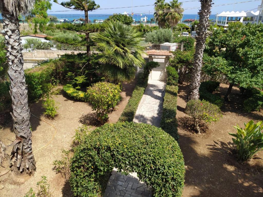 Κήπος έξω από το Villa Preside