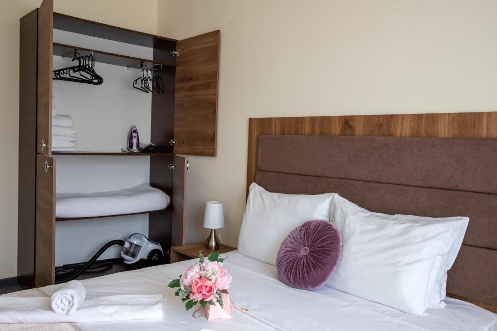 Family Suite One-Bedroom with Kitchen في ساينت قسطنطين وهيلينا: غرفة نوم بها سرير أبيض كبير مزين بالزهور