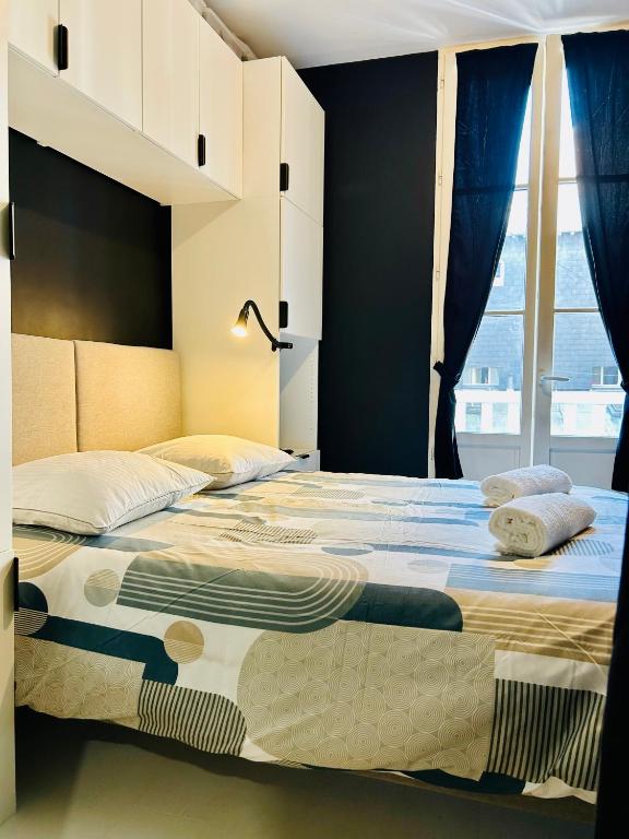 a bedroom with two beds with blue walls at Studio Malheux centre ville avec terrasse in Trouville-sur-Mer