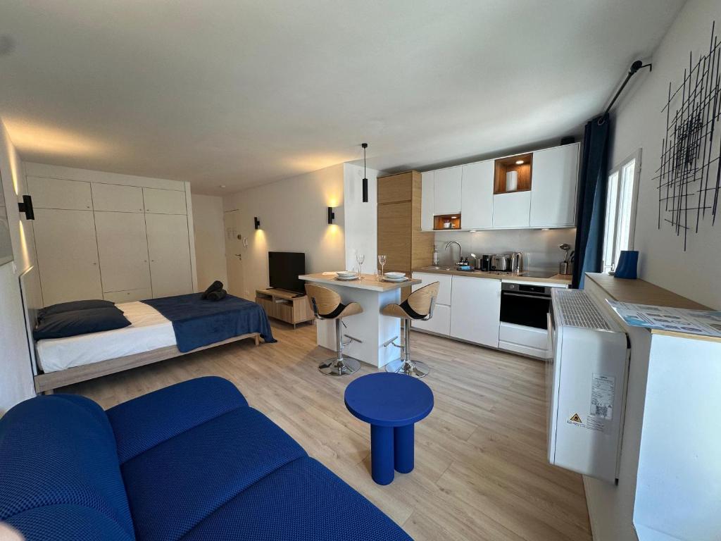 普罗旺斯艾克斯Le Nid des Cardeurs studio cosy centre historique的小型公寓 - 带床和厨房