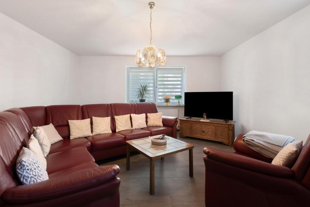 a living room with a couch and a tv at Ferienwohnung in Bad Berneck in Bad Berneck im Fichtelgebirge