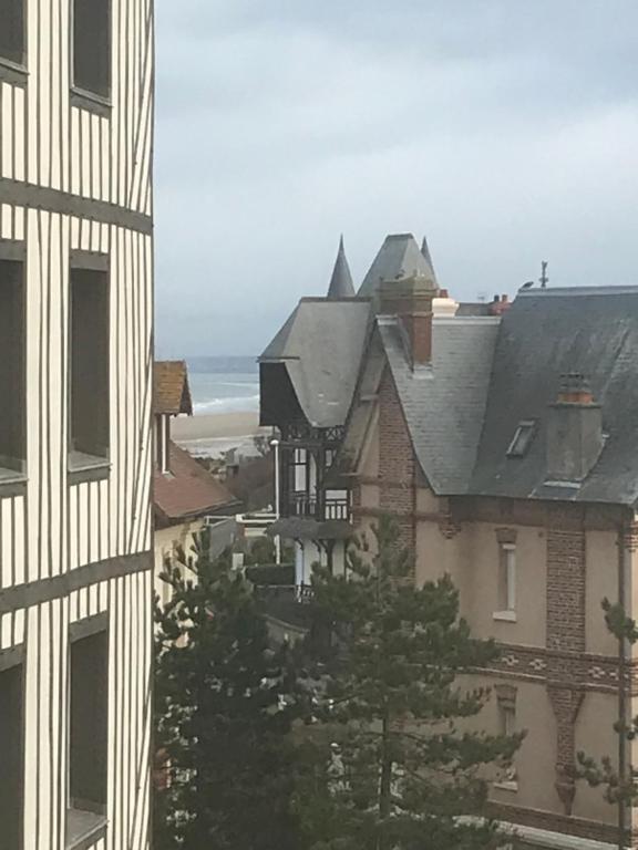 - une vue sur un bâtiment dans l'établissement Appartement 2 pièces sur plage, à Blonville-sur-Mer
