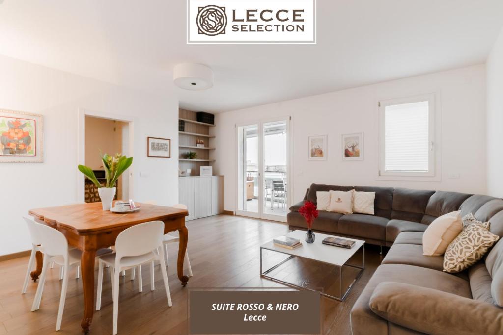 salon z kanapą i stołem w obiekcie Suite Rosso & Nero - Lecce Selection w mieście Lecce