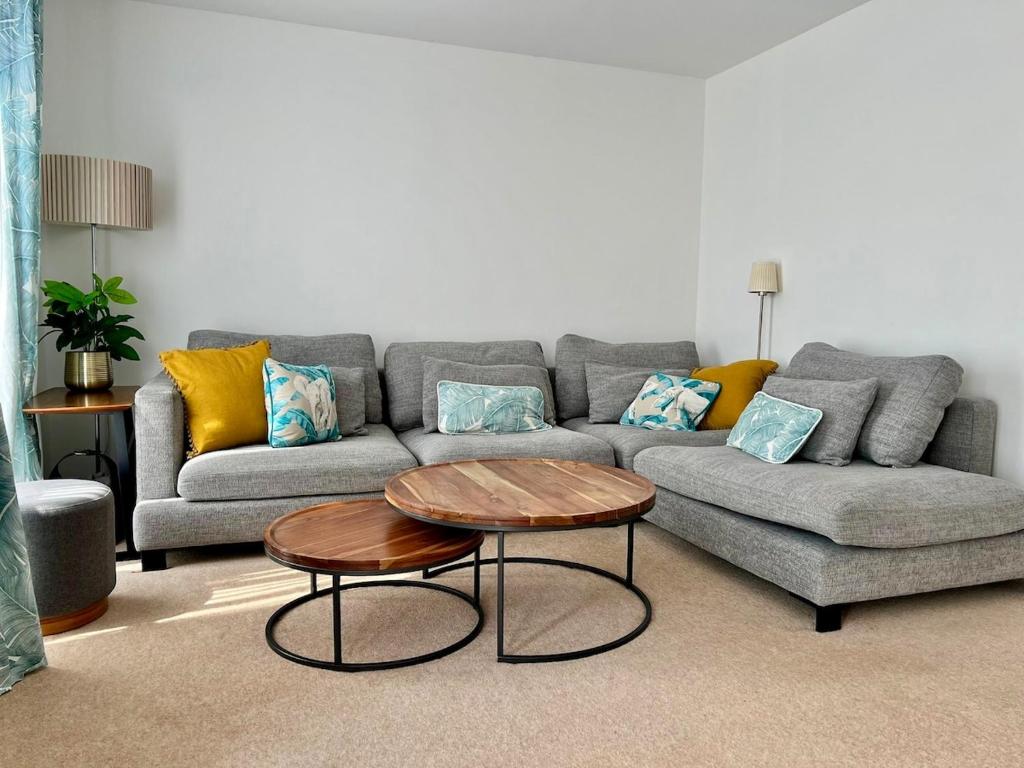 Posezení v ubytování Stylish 3BR Cardiff Home Balcony, Garden, Free Parking and EV Charging