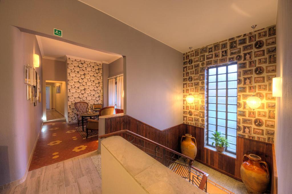 - un salon avec un canapé et une fenêtre dans l'établissement Hotel Ristorante Bologna, à San Piero in Bagno