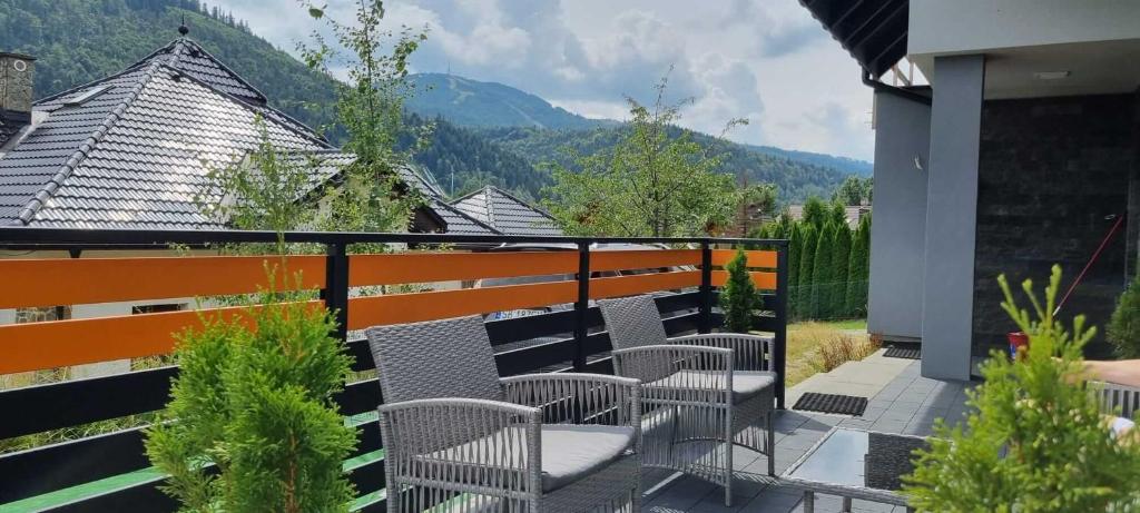 balkon z krzesłami i widokiem na góry w obiekcie Przepiękny apartament ORANGE z widokiem na Skrzyczne - Sun&Sport w Szczyrku