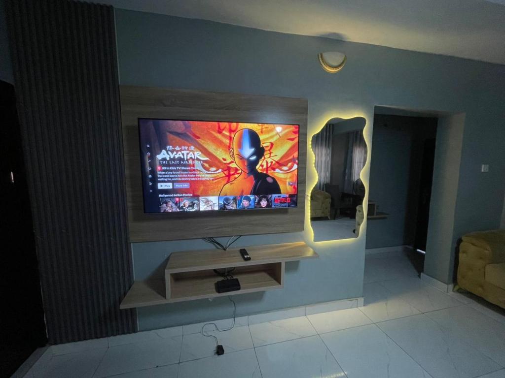 Televiisor ja/või meelelahutuskeskus majutusasutuses TWO BEDROOM MODERN LUXURY APARTMENT Ibadan