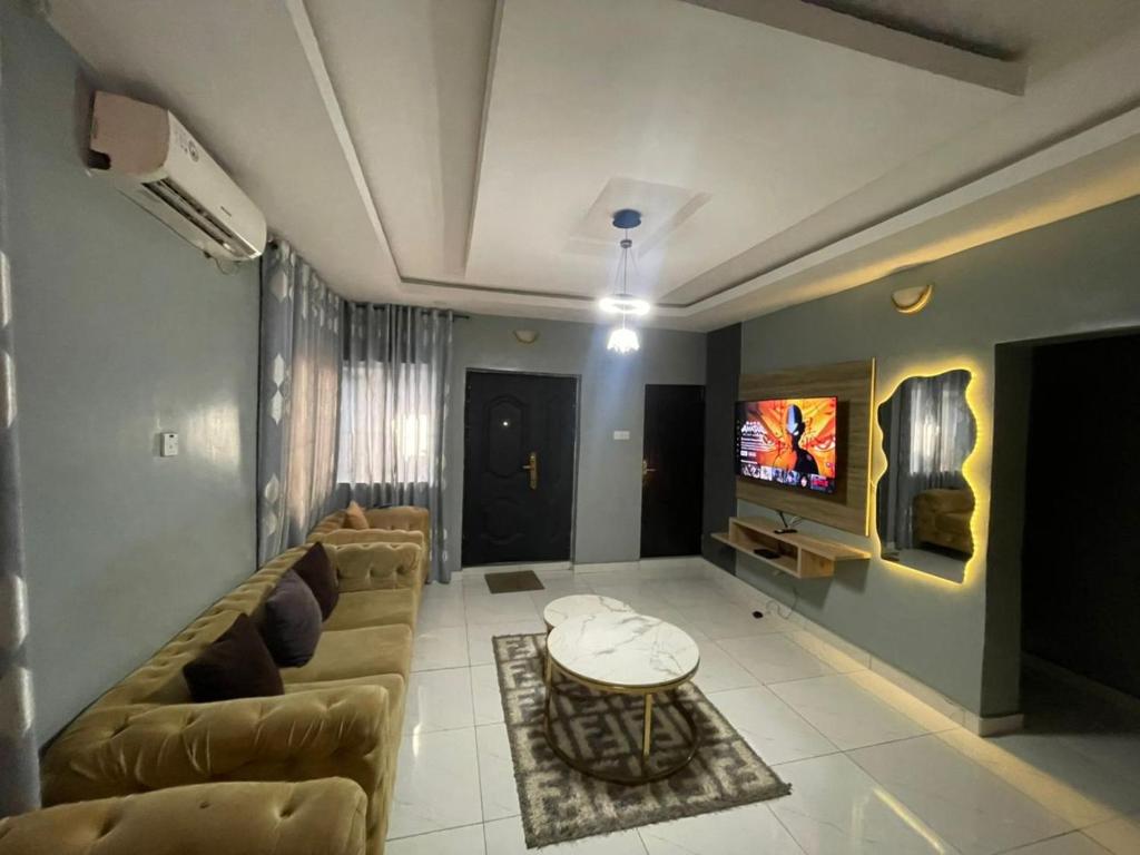 Televiisor ja/või meelelahutuskeskus majutusasutuses TWO BEDROOM MODERN LUXURY APARTMENT Ibadan