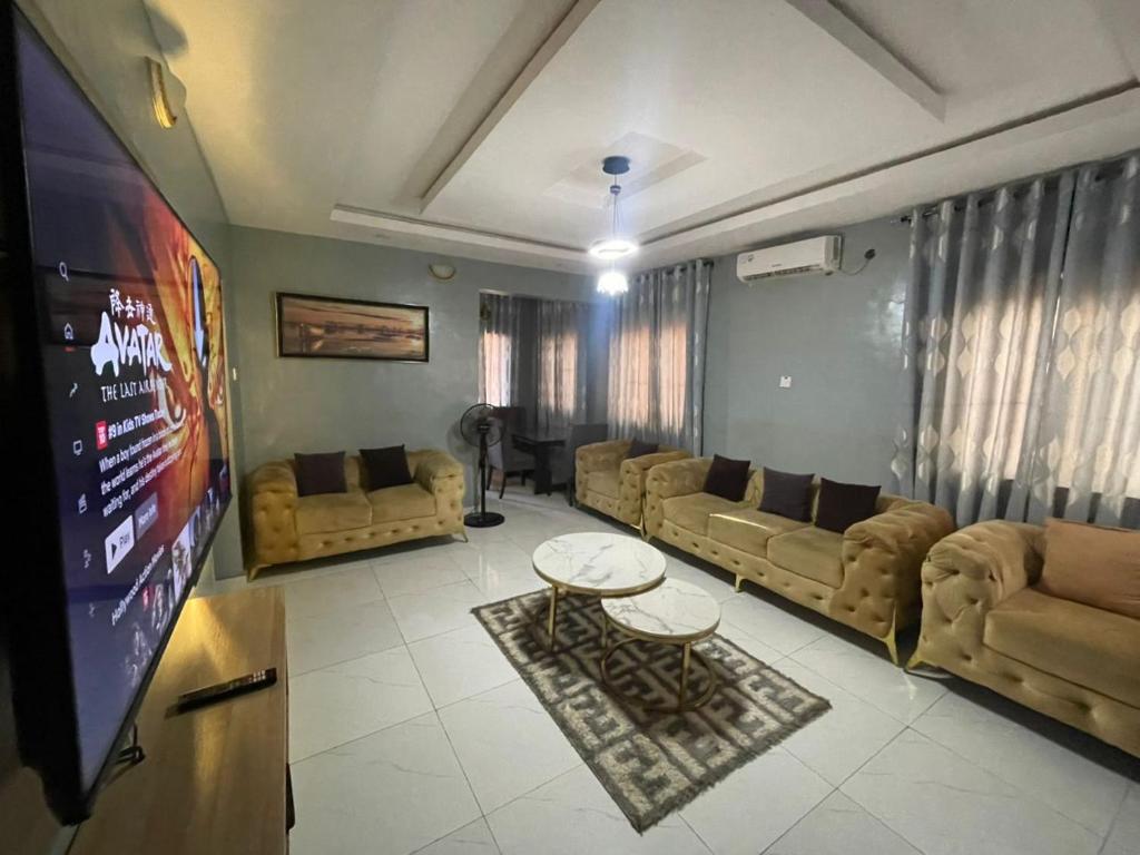 Televiisor ja/või meelelahutuskeskus majutusasutuses TWO BEDROOM MODERN LUXURY APARTMENT Ibadan