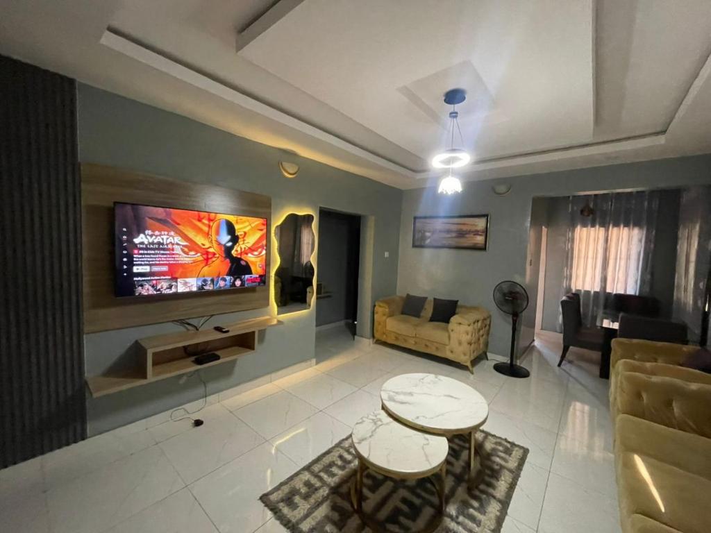 Televiisor ja/või meelelahutuskeskus majutusasutuses TWO BEDROOM MODERN LUXURY APARTMENT Ibadan