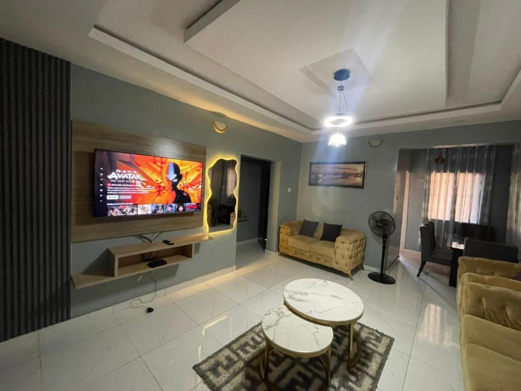 Televiisor ja/või meelelahutuskeskus majutusasutuses TWO BEDROOM MODERN LUXURY APARTMENT Ibadan