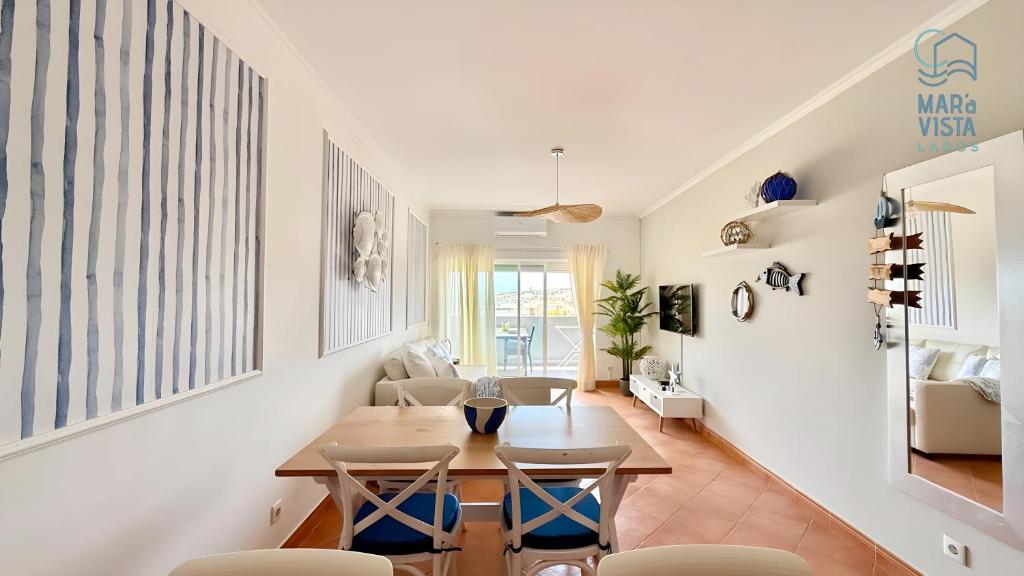 ein Wohnzimmer mit Tisch und Stühlen in der Unterkunft Mar à Vista Lagos in Lagos
