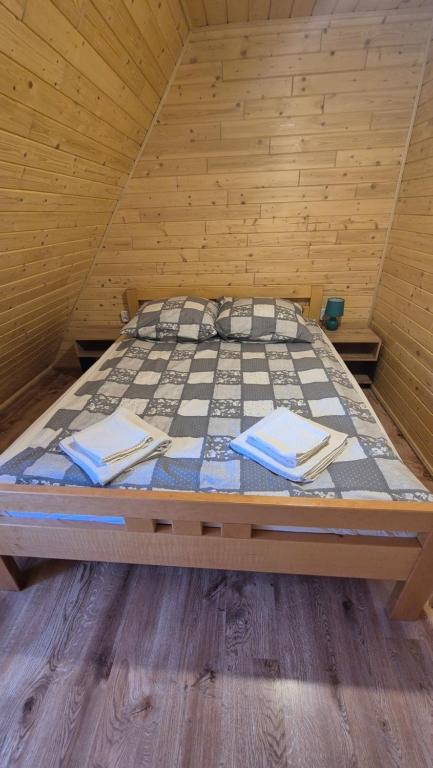 Posteľ alebo postele v izbe v ubytovaní Dworek na skraju lasu