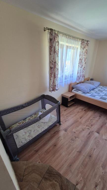 Posteľ alebo postele v izbe v ubytovaní Dworek na skraju lasu