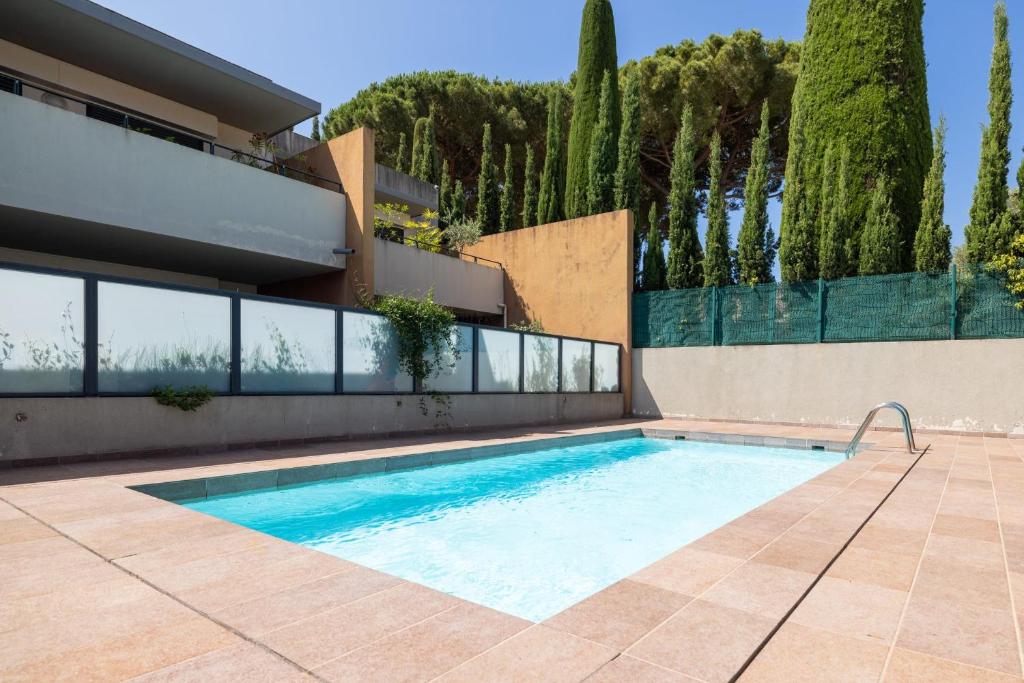 une piscine devant une maison dans l'établissement Appartement de la Colline - Welkeys, à Nice
