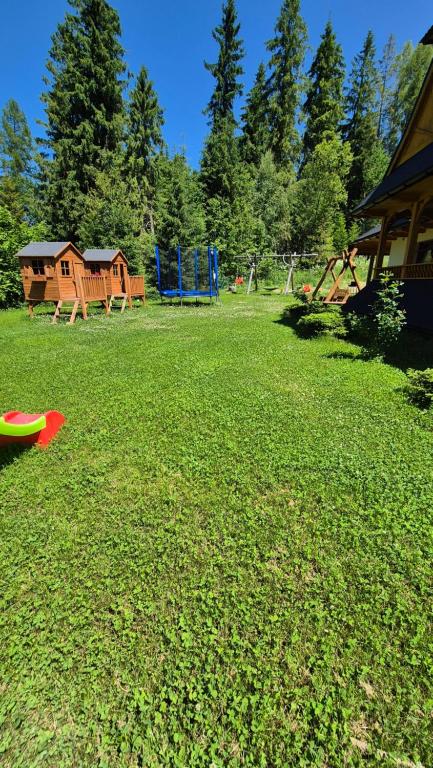 Vonkajšia záhrada v ubytovaní Dworek na skraju lasu