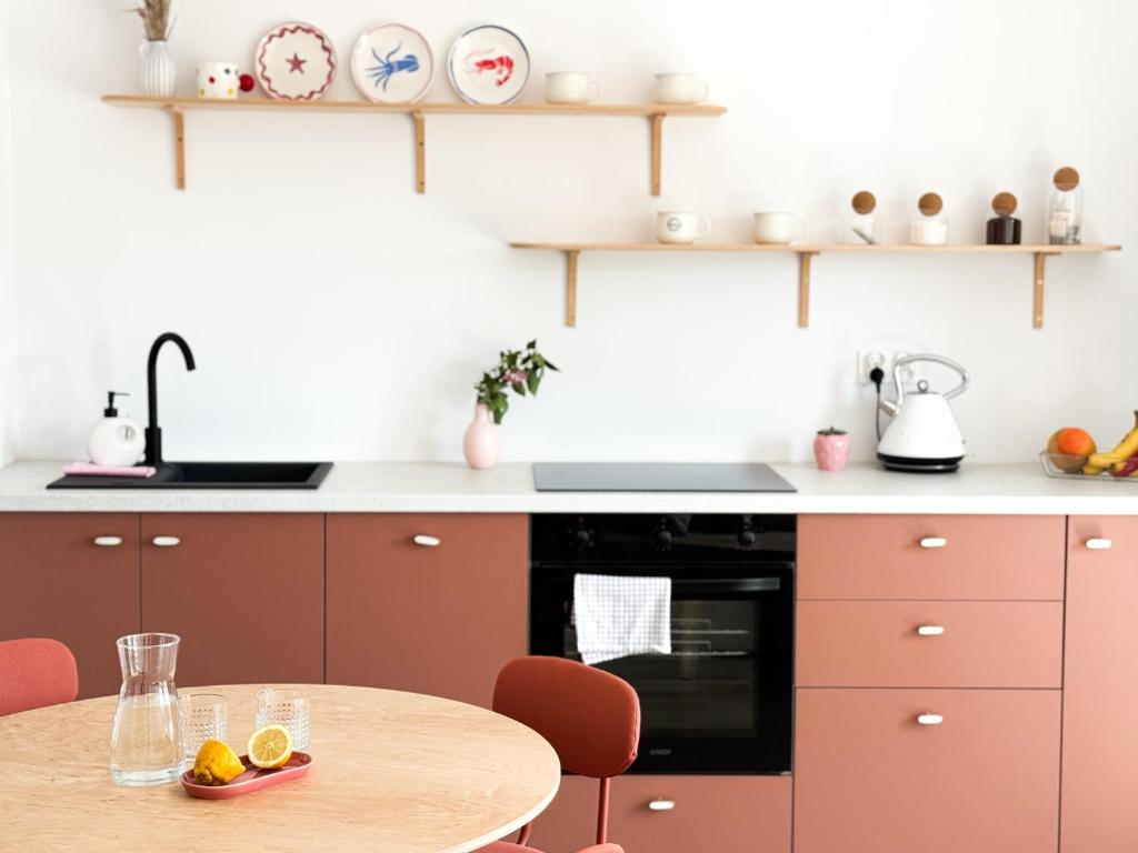 una cucina con un tavolo e un piano di lavoro di Kościuszki 4a Comfort Suite a Rawicz