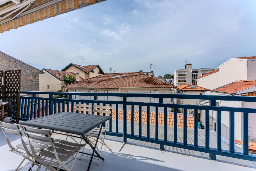 une table et des chaises sur le balcon d'une maison dans l'établissement Loft familial Arcachon, à Arcachon