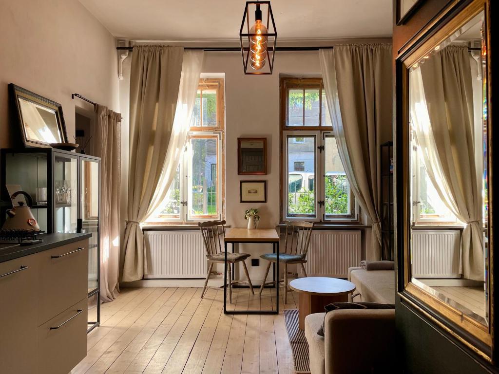 una cucina e un soggiorno con tavolo e sedie di Górska Ostoja w Sokołowsku a Sokołowsko