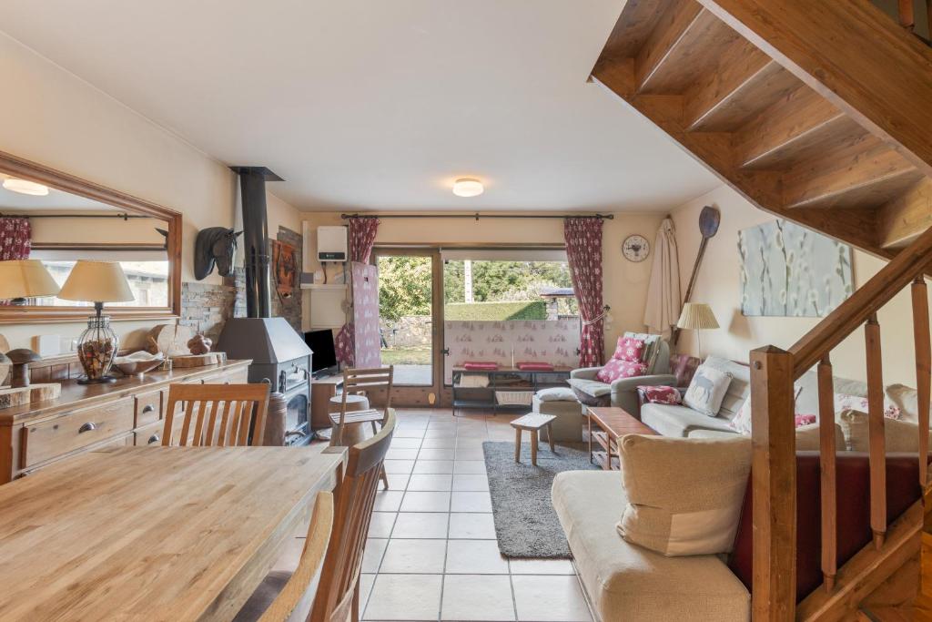 a kitchen and living room with a table and chairs at Can Vall Bellver in Bellver de Cerdanya 
