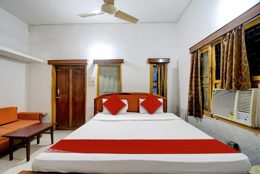 Postel nebo postele na pokoji v ubytování HOTEL O Upasana