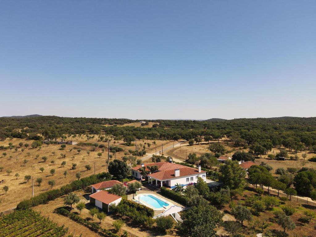 una vista aérea de una casa con piscina en Quinta do Cota, en Montemor-o-Novo