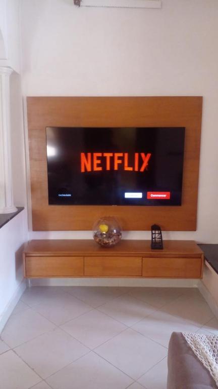 TV a/nebo společenská místnost v ubytování Calm Cosy Villa