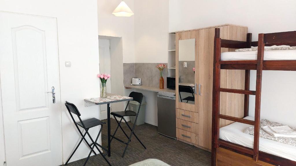 Kuchyň nebo kuchyňský kout v ubytování GoodMo Budapest Smart Rooms
