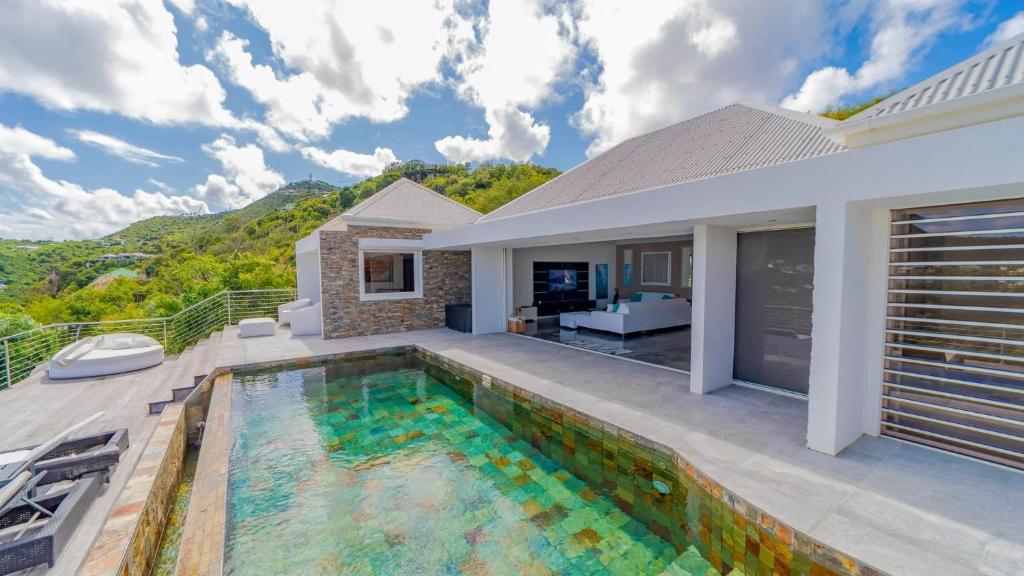 Amazing Villa With Views Over the Bay