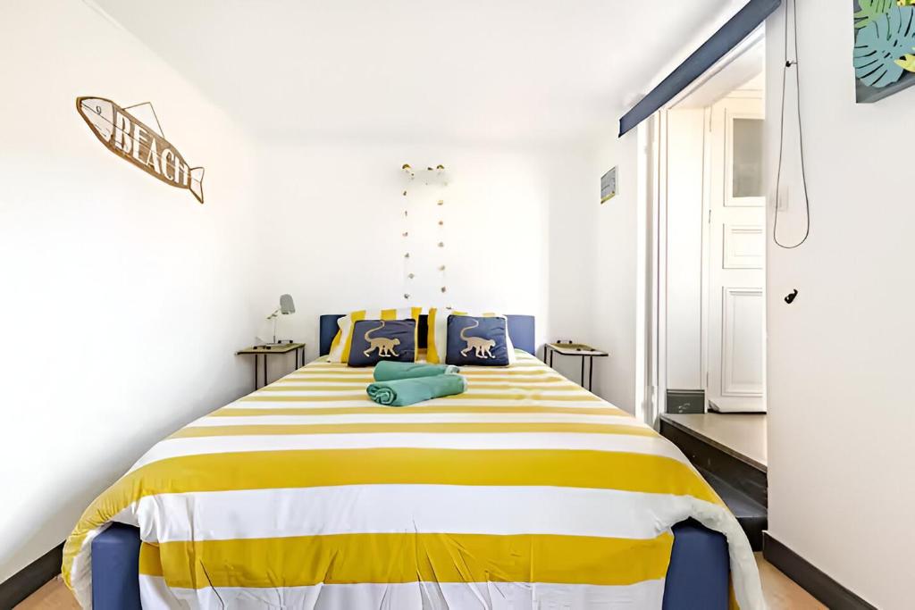 - une chambre avec un grand lit jaune et blanc dans l'établissement Tiny Bikini, Ault, Baie de Somme, 200 m de la mer, à Ault