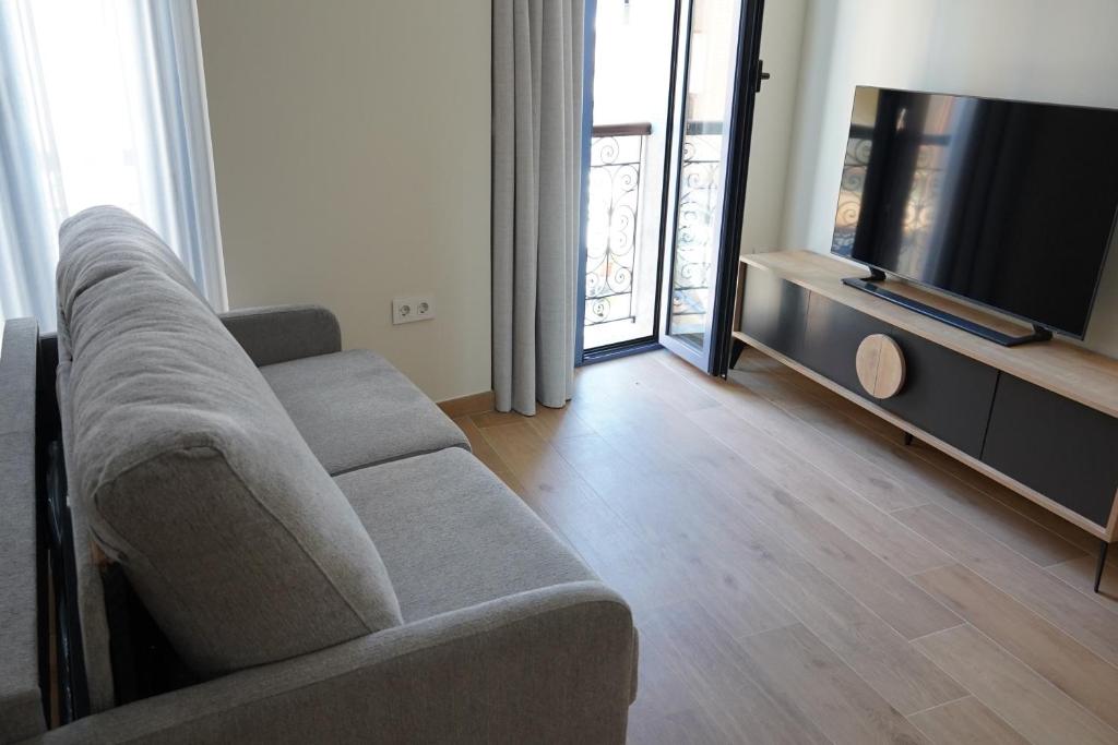 VILLAGRADO Suites - Deluxe One-Bedroom Apartment With City View