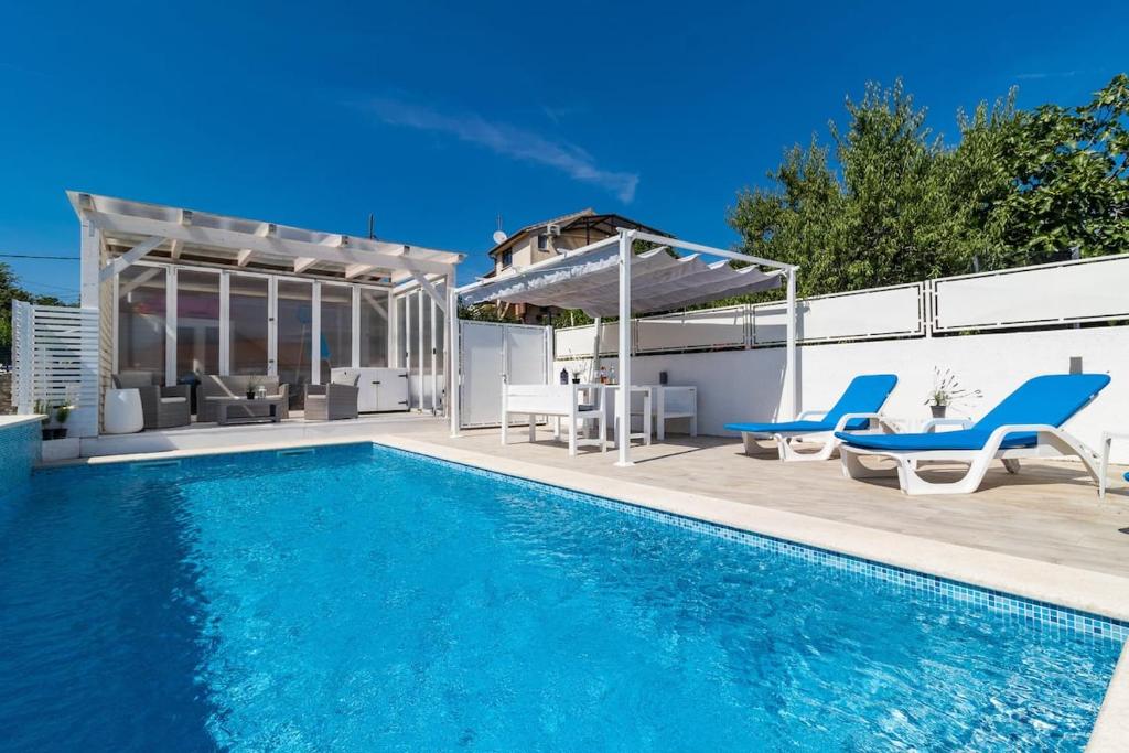 Bazén v ubytování Gradolina Apartment nebo v jeho okolí