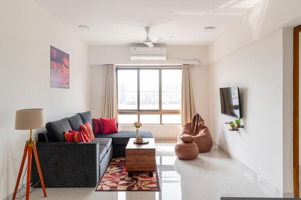 Χώρος καθιστικού στο Serene, Chic & Sunlit 2BHK near Airport & BKC