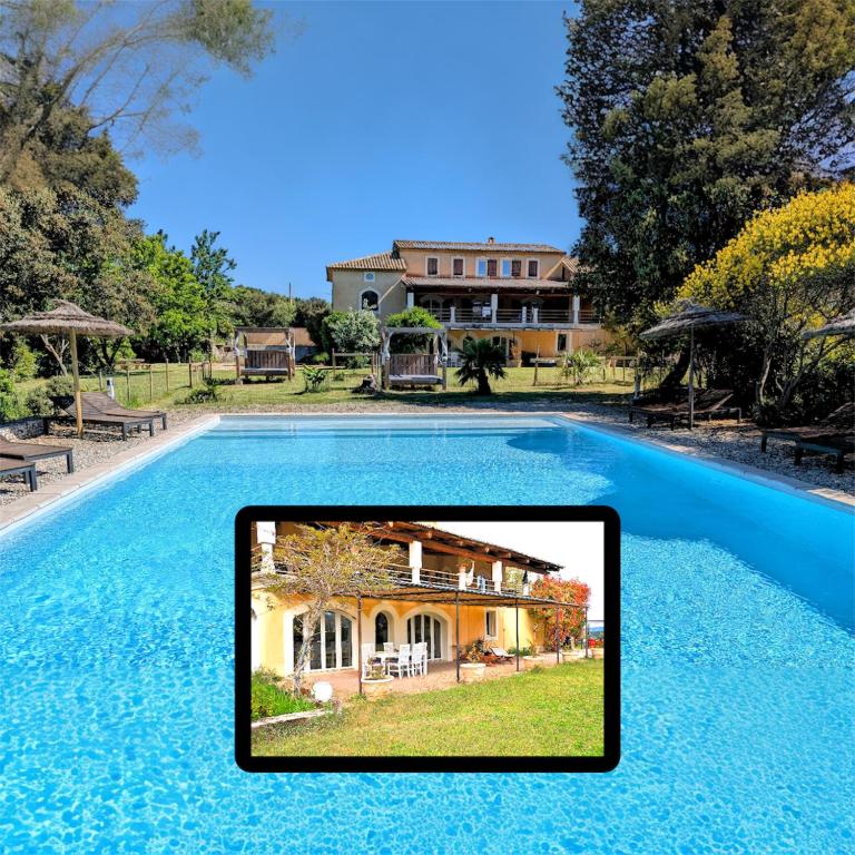 une photo d'une piscine avec une maison dans l'établissement Appartement 5 personnes - Mas du Soleil, à Bagnols-sur-Cèze