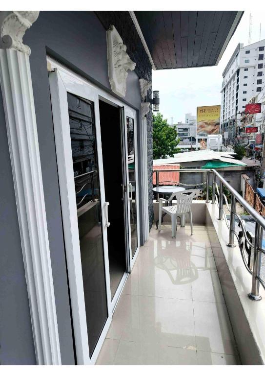 Titanic Residence-7 minute walk to the Beach - Resim 37