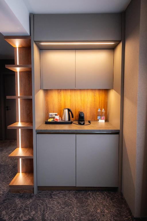 Kuchyň nebo kuchyňský kout v ubytování Riva Prestige Hotel