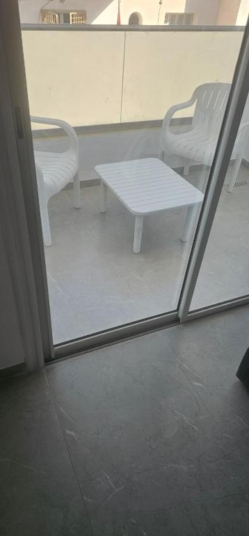 モナスティルにあるResidence fediの白いベンチとテーブル