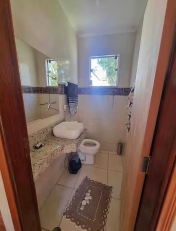 a bathroom with a tub and a toilet and a window at Cantinho da Canastra in Água Boa