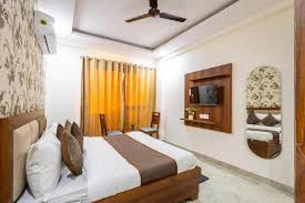 Postel nebo postele na pokoji v ubytování Jet Fox by Aero View Hotel, Delhi Airport
