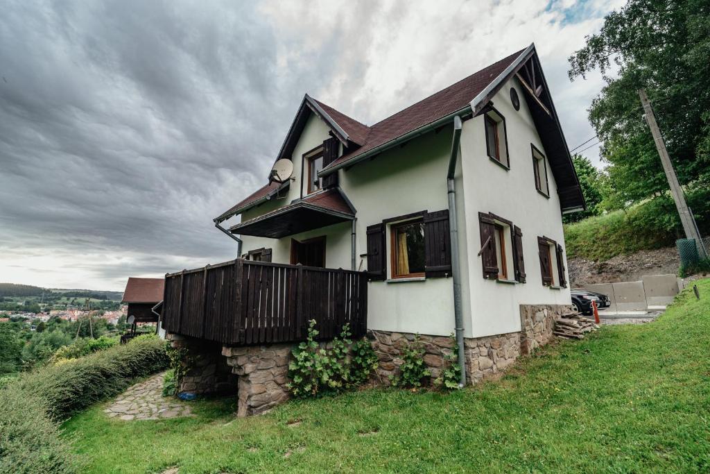 una casa in cima a una collina di Pod Pustelnikiem a Duszniki Zdrój