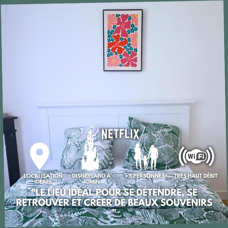 une chambre avec un lit avec une couette et un tableau dans l'établissement Le Halo Secret, 40min de Disney, 5 min du centre Coulommiers, à Coulommiers