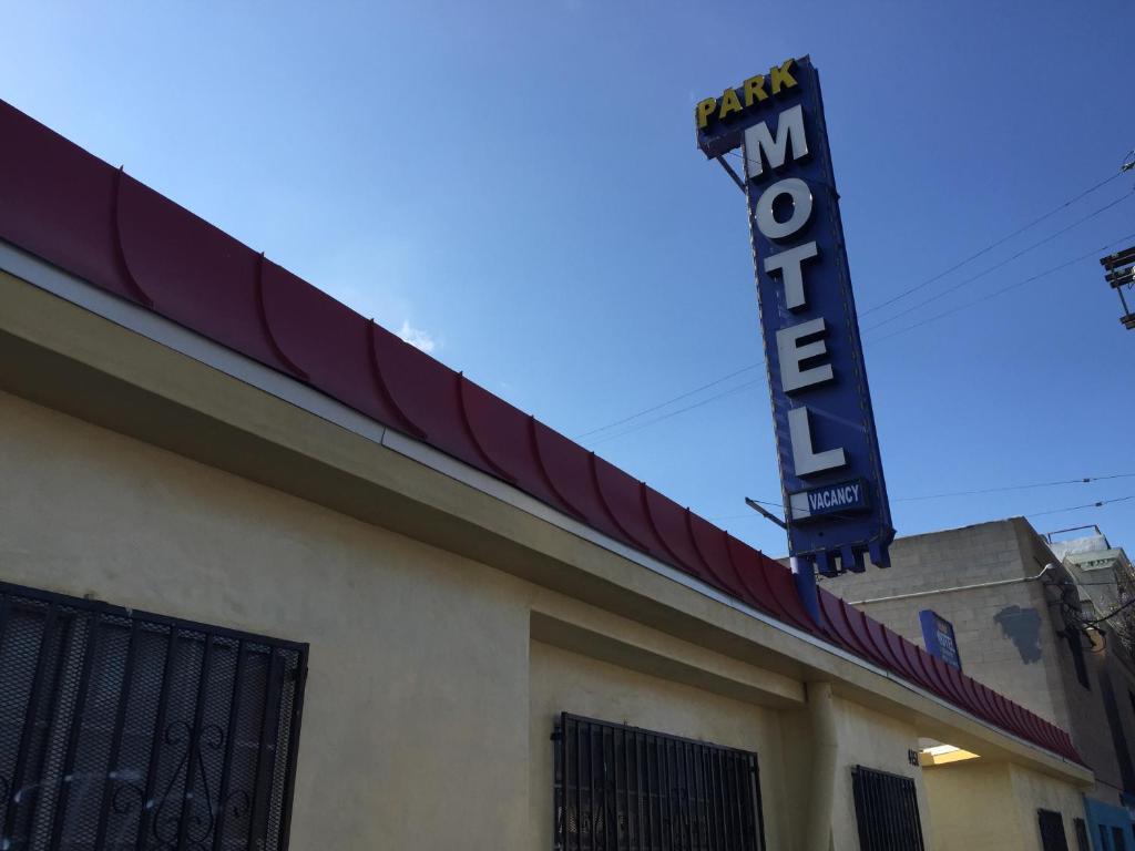 una señal en el lado de un cine en Park Motel en Los Ángeles